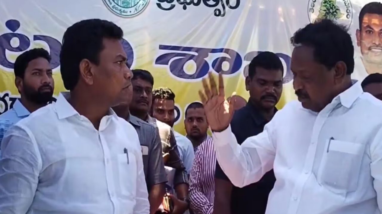 Podem Veeraiah : భద్రాచలంలో చెక్కుల పంపిణీ కార్యక్రమంలో రసాభాసా.. రేగా కాంతారావు మాట్లాడకుండా మైక్ లాక్కున్న పొదెం వీరయ్య