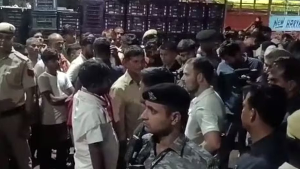 Rahul Gandhi : తెల్లవారుజామున ఢిల్లీలోని ఆజాద్‌పూర్ మార్కెట్‌కు వెళ్లిన రాహుల్ గాంధీ.. వీడియోలు వైరల్ .. అక్కడ ఏం చేశారంటే..