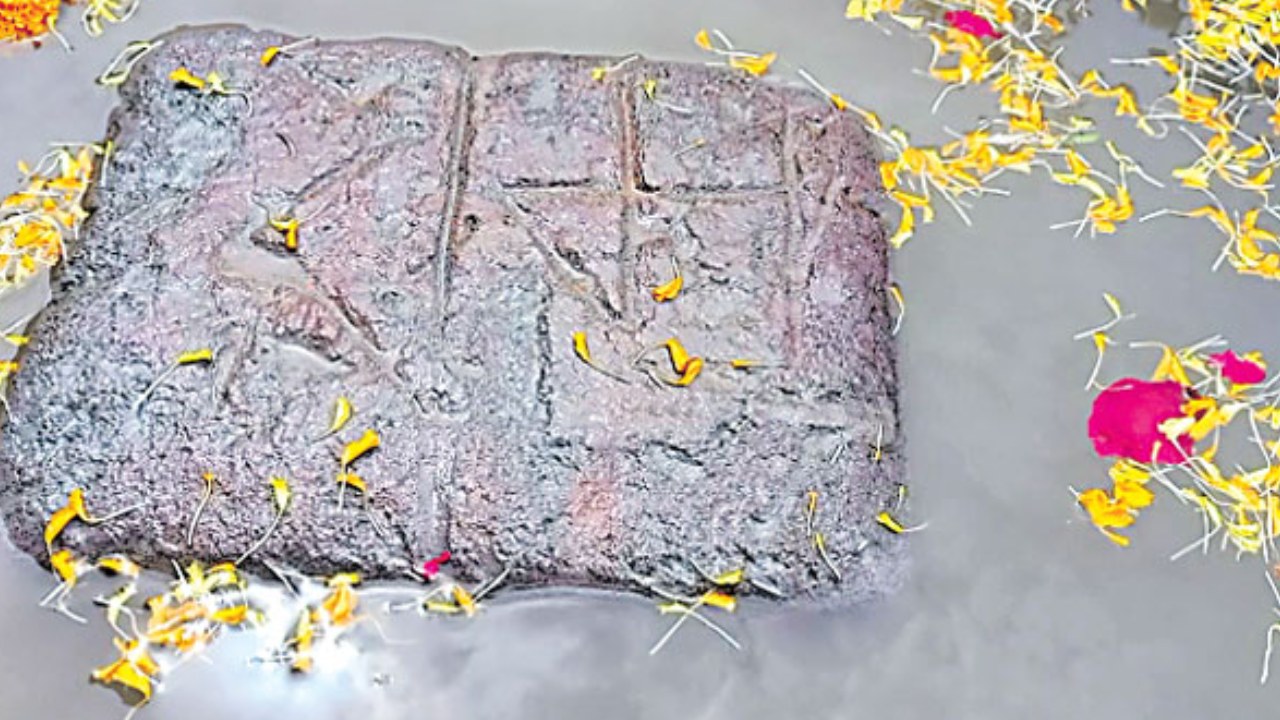 Stone Floating In Ganga River: గంగానదిలో తేలుతూ వచ్చిన రాయి.. ఆ రాయిపై ఏమని రాసిఉందంటే? చూసేందుకు భారీగా తరలివస్తున్న ప్రజలు