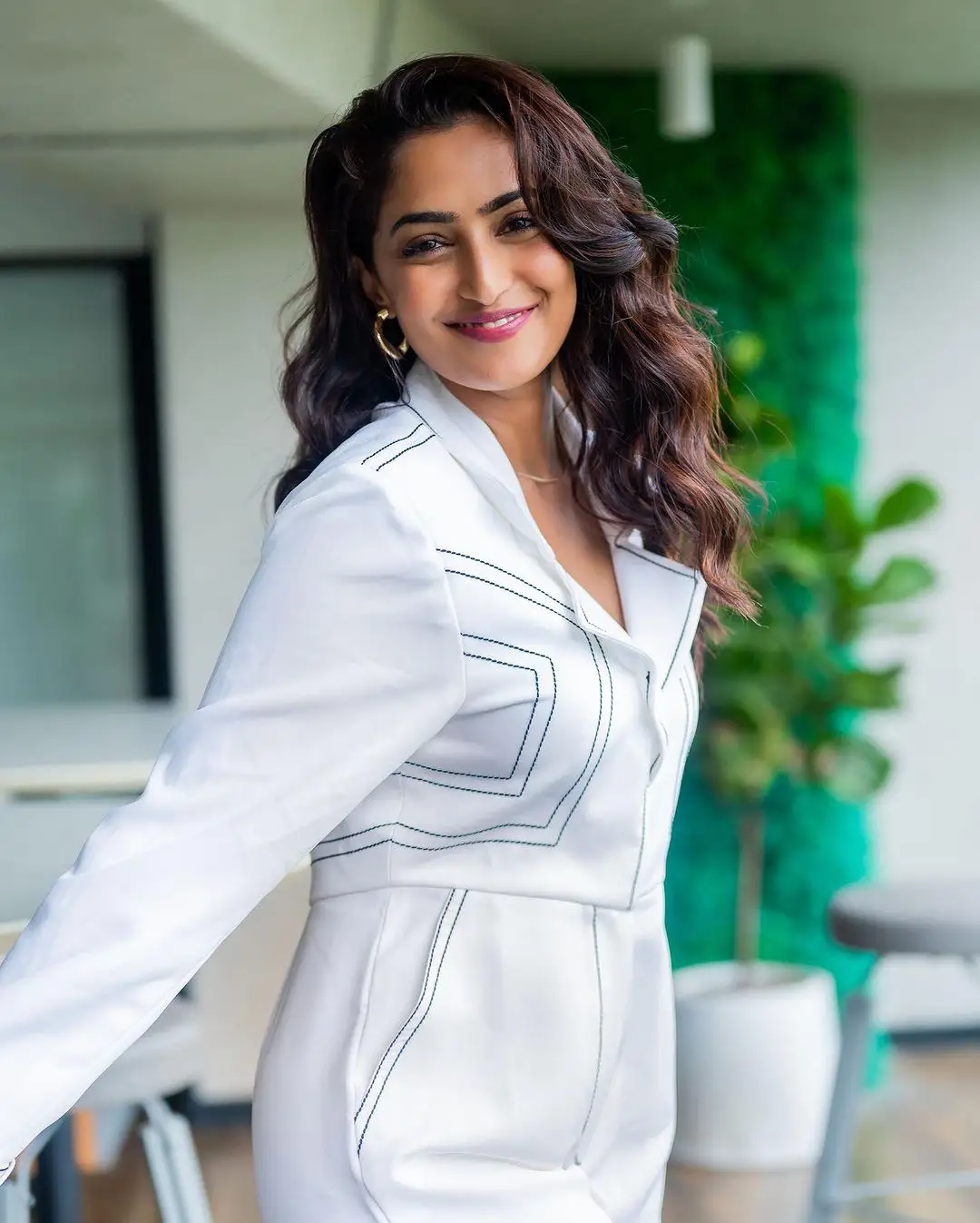 Reba Monica John Stunning looks in White Dress