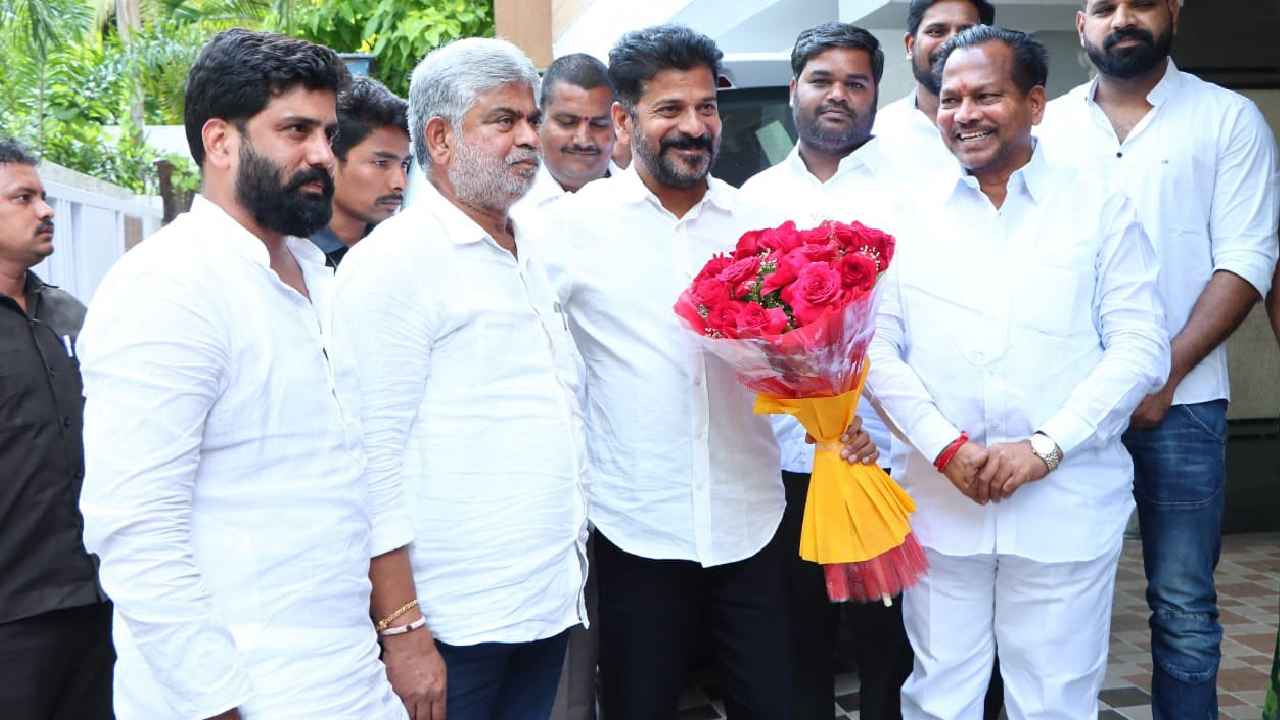 Revanth Reddy : వికారాబాద్‌ కాంగ్రెస్‌లో కీలక పరిణామం.. రాజకీయ ప్రత్యర్థులతో చేతులు కలిపిన రేవంత్ రెడ్డి