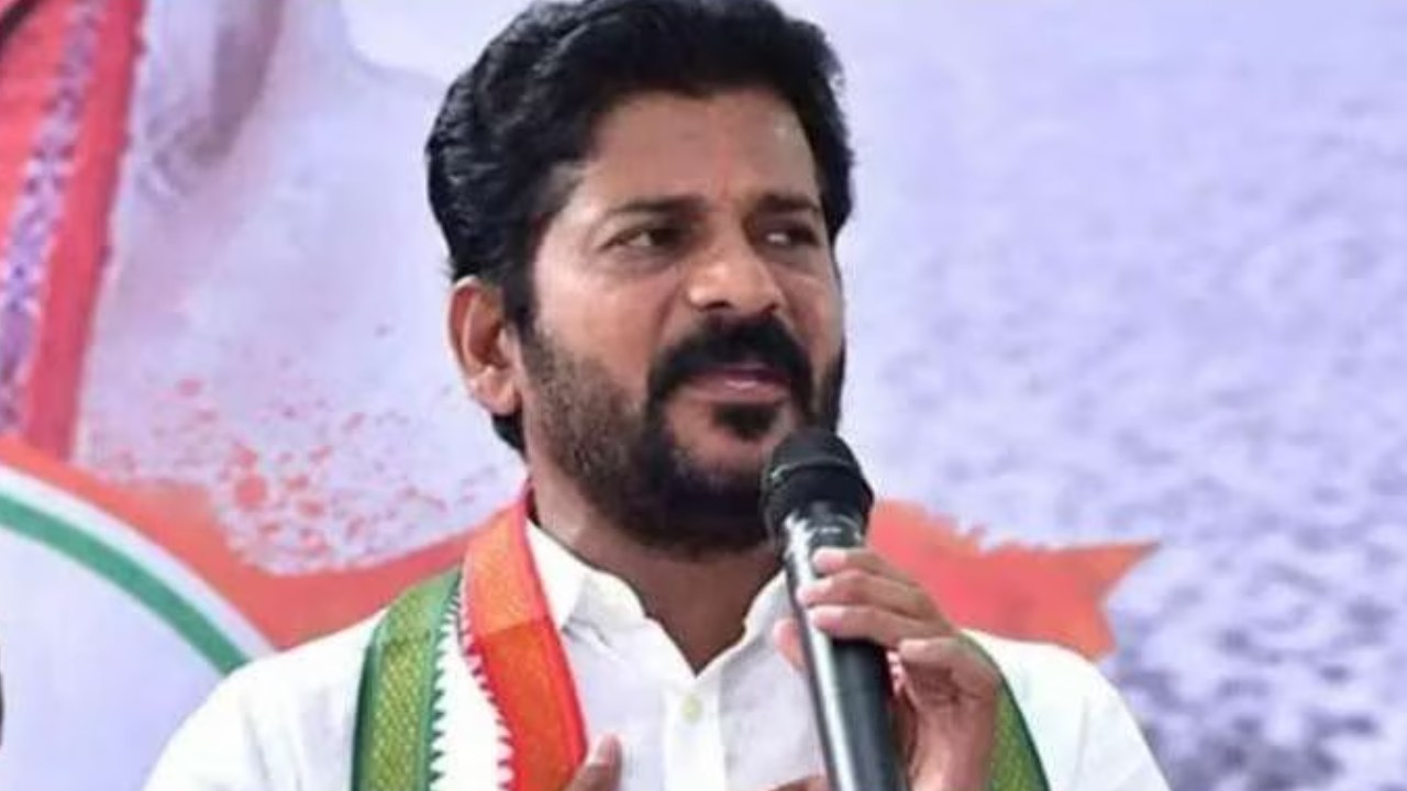 Revanth Reddy : పోలీసుల‌పై అనుచిత వ్యాఖ్య‌లు చేసిన రేవంత్ రెడ్డిపై పలు కేసులు న‌మోదు