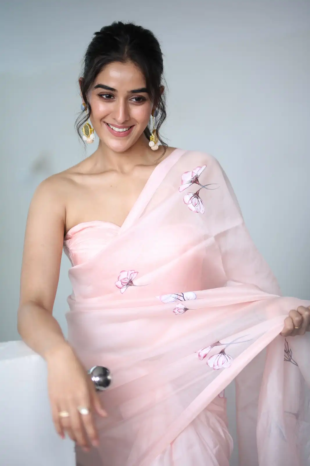 Sakshi Vaidya Cute Looks in Saree at Gandeevadhari Arjuna Movie Promotions