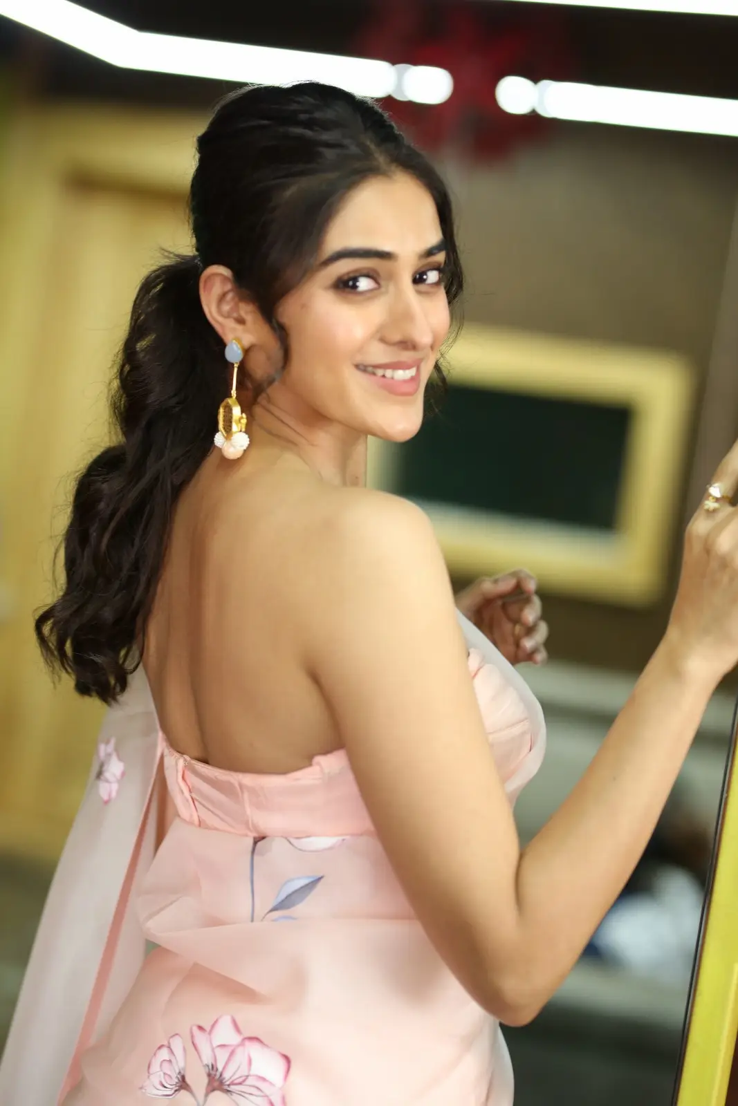 Sakshi Vaidya Cute Looks in Saree at Gandeevadhari Arjuna Movie Promotions