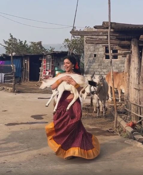 Dhee Show Anala Susmitha Shines in Village Girl Look