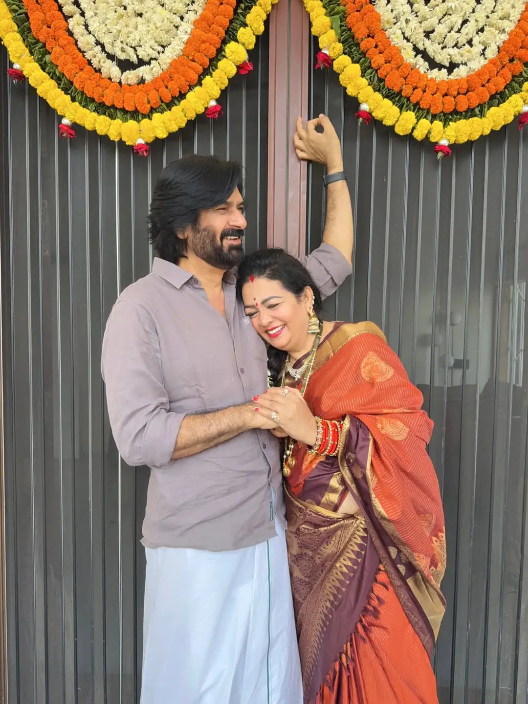 Anchor Sreemukhi Sankranthi special photos with family. (1)