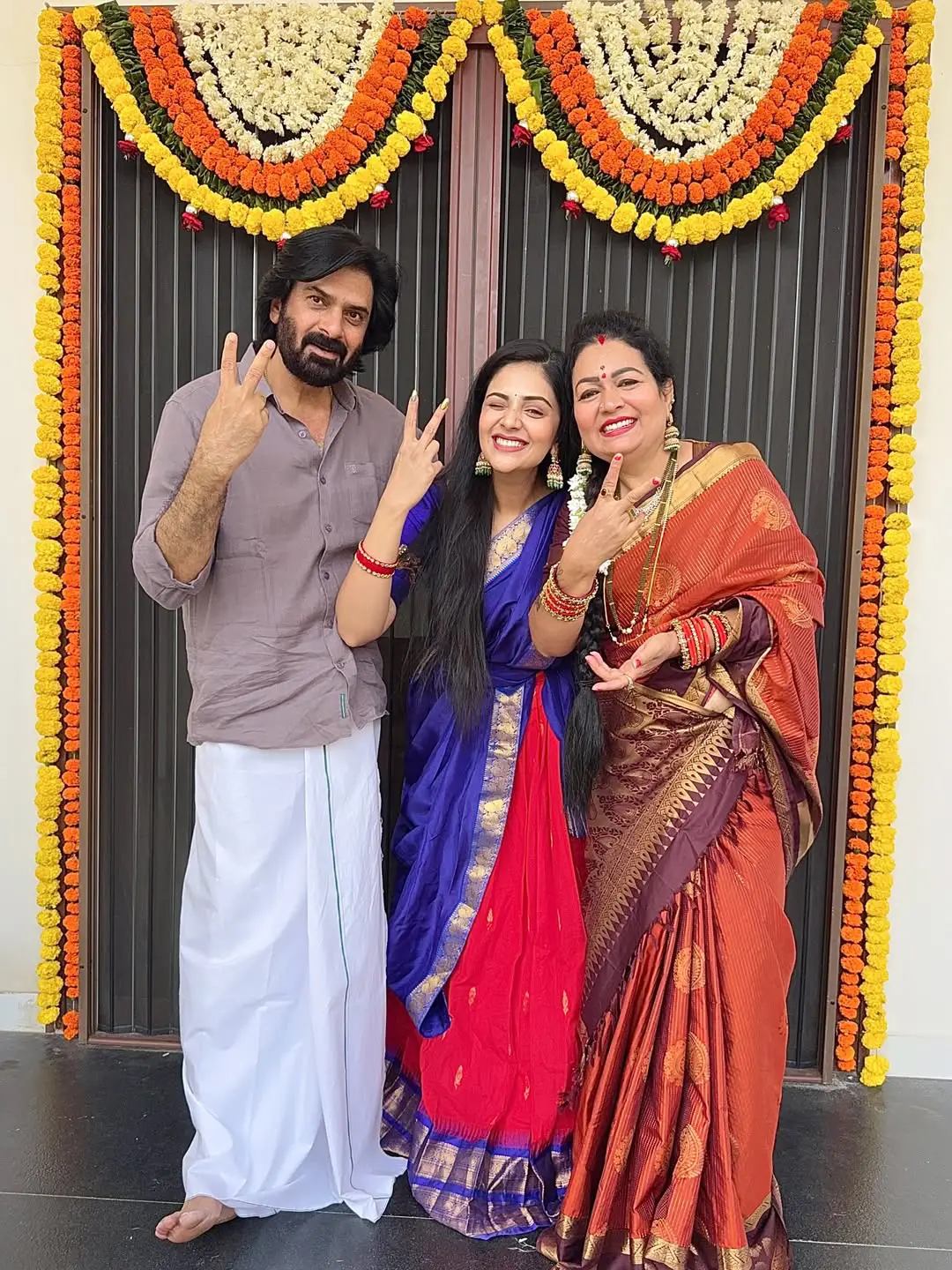 Anchor Sreemukhi Sankranthi special photos with family. (1)