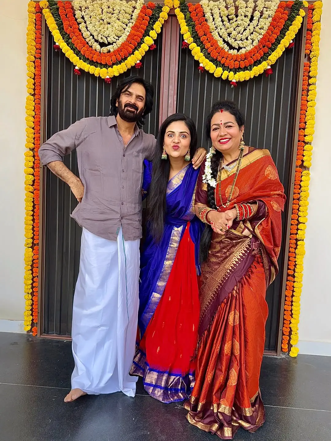 Anchor Sreemukhi Sankranthi special photos with family. (1)