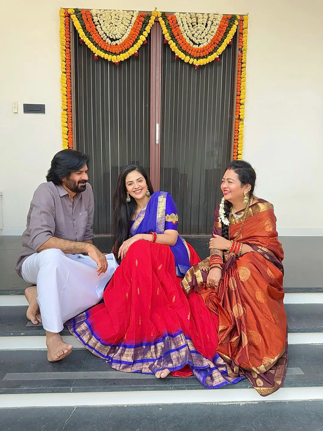 Anchor Sreemukhi Sankranthi special photos with family. (1)