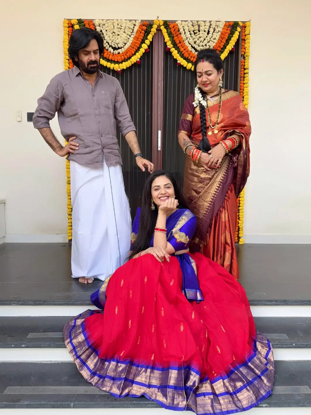 Anchor Sreemukhi Sankranthi special photos with family. (1)