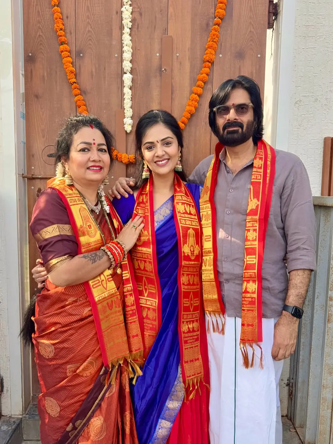 Anchor Sreemukhi Sankranthi special photos with family. (1)