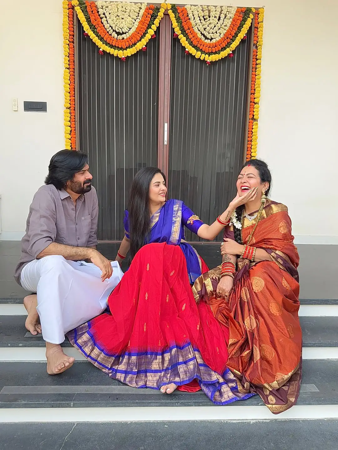 Anchor Sreemukhi Sankranthi special photos with family. (1)