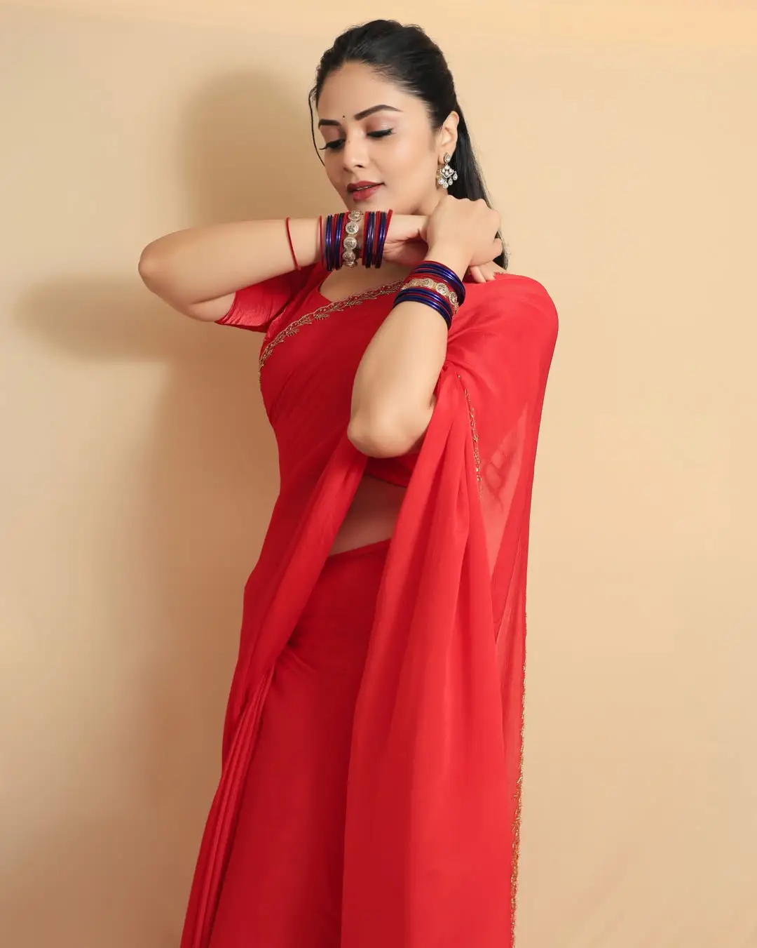Anchor Sreemukhi latest glamorous photos (1)