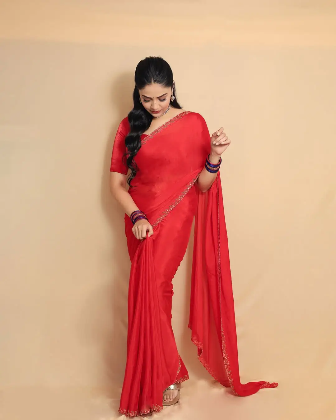 Anchor Sreemukhi latest glamorous photos (1)