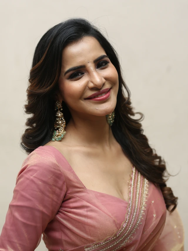 Ashu Reddy Stunning Looks in Saree