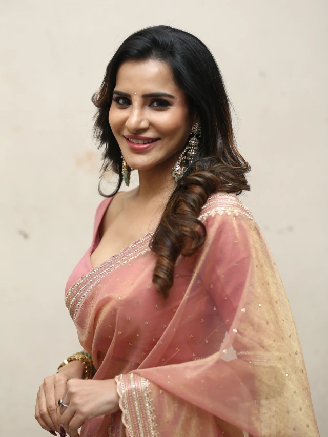 Ashu Reddy Stunning Looks in Saree
