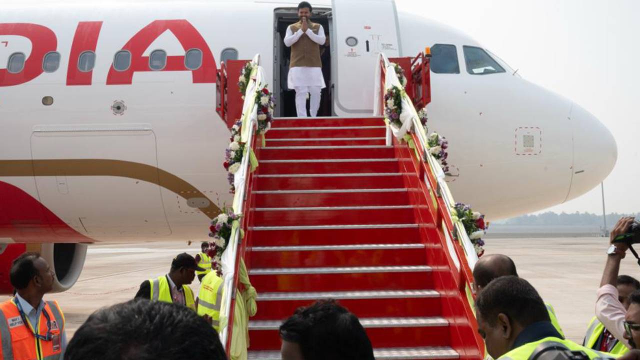 Bhogapuram Airport : భోగాపురంలో ఎయిర్‌పోర్టులో ల్యాండైన తొలి విమానం.. రామ్మోహన్ నాయుడు సూపర్ ఎంట్రీ.. ఫొటోలు వైరల్