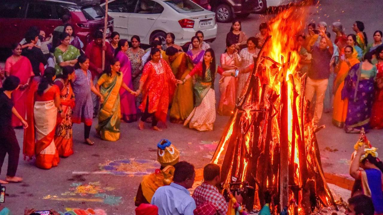 Bhogi Festival 2026: తెలుగు రాష్ట్రాల్లో ఘనంగా భోగి వేడుకలు.. తెలుగు లోగిళ్లలో సంక్రాంతి శోభ