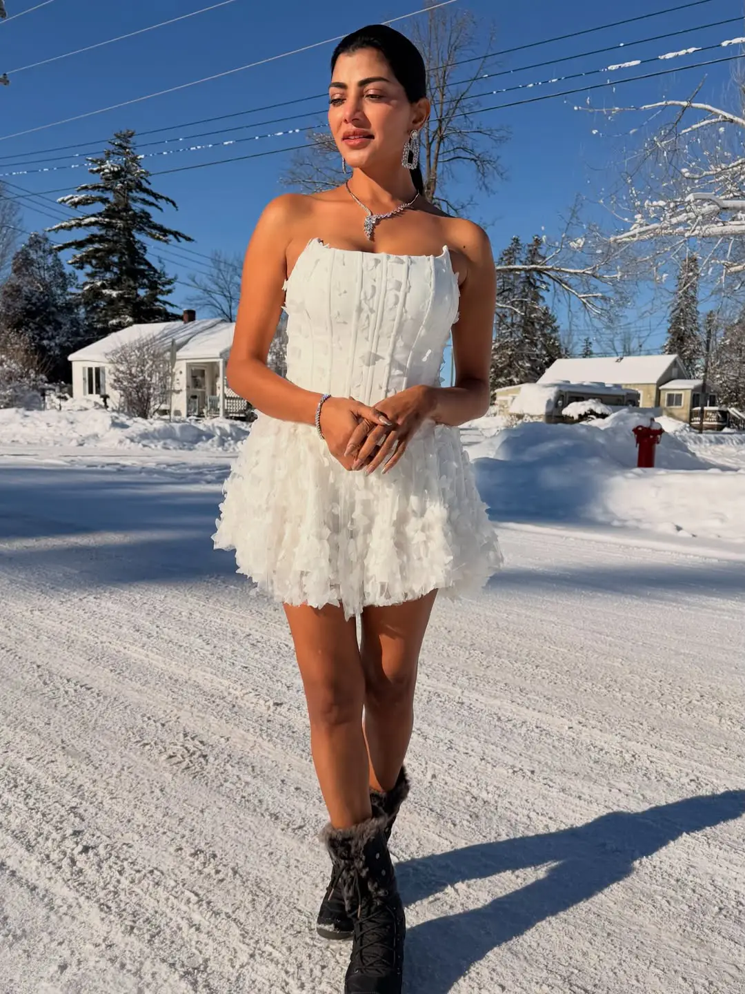 Bigg Boss beauty Lahiri latest glamour photos (1)