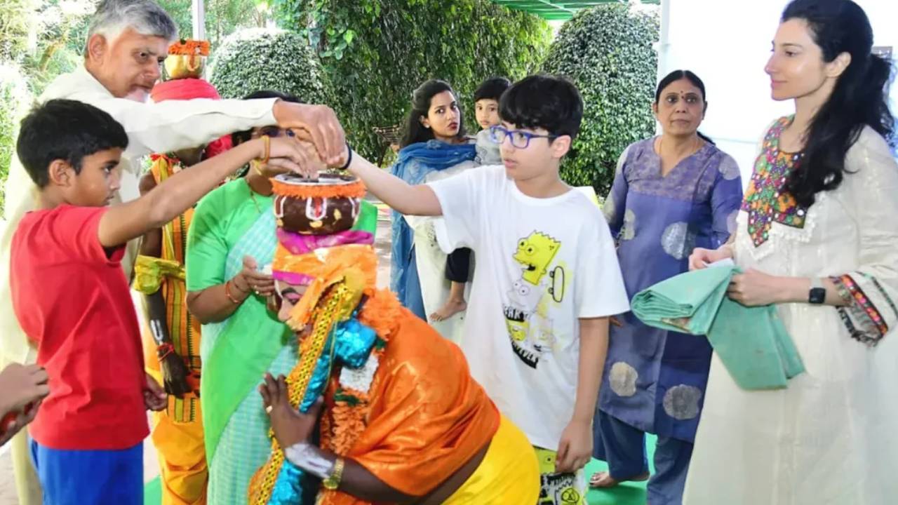 నారావారి పల్లెలో కుటుంబ సభ్యులతో కలిసి సంక్రాంతి వేడుకల్లో పాల్గొన్న సీఎం చంద్రబాబు.. ఫొటోలు వైరల్