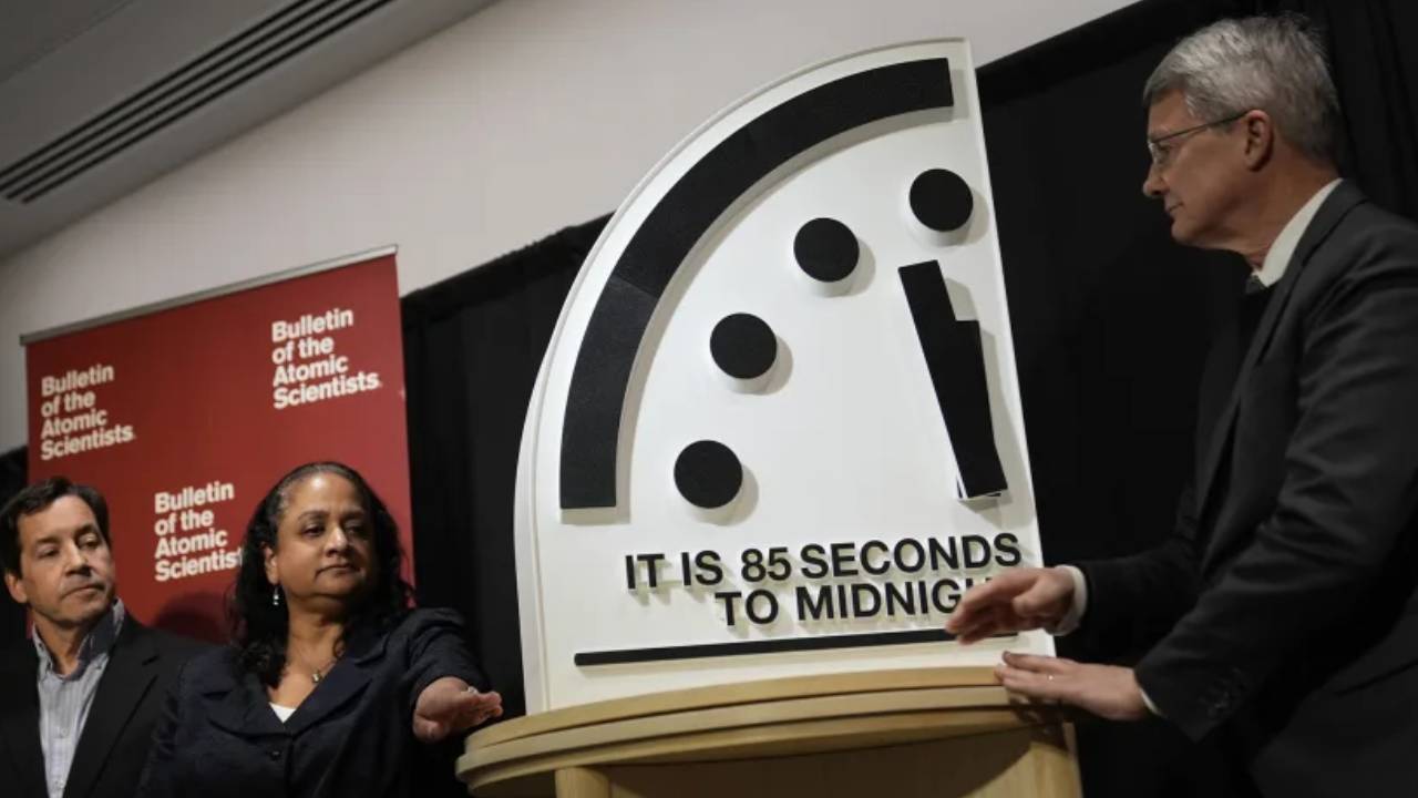 Doomsday Clock 2026 : ప్రపంచం వినాశనానికి మరింత దగ్గరైందా..! డూమ్స్‌డే గడియారం ఏం చెప్పింది.. ఈ వాచ్ గురించి మీకు తెలుసా?