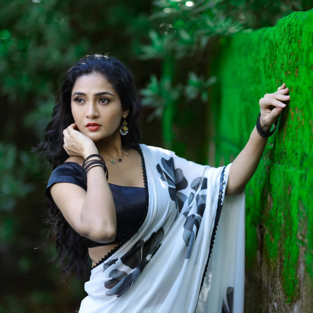 Gayathri Simhadri Karthika Deepam Serial Artist Photos