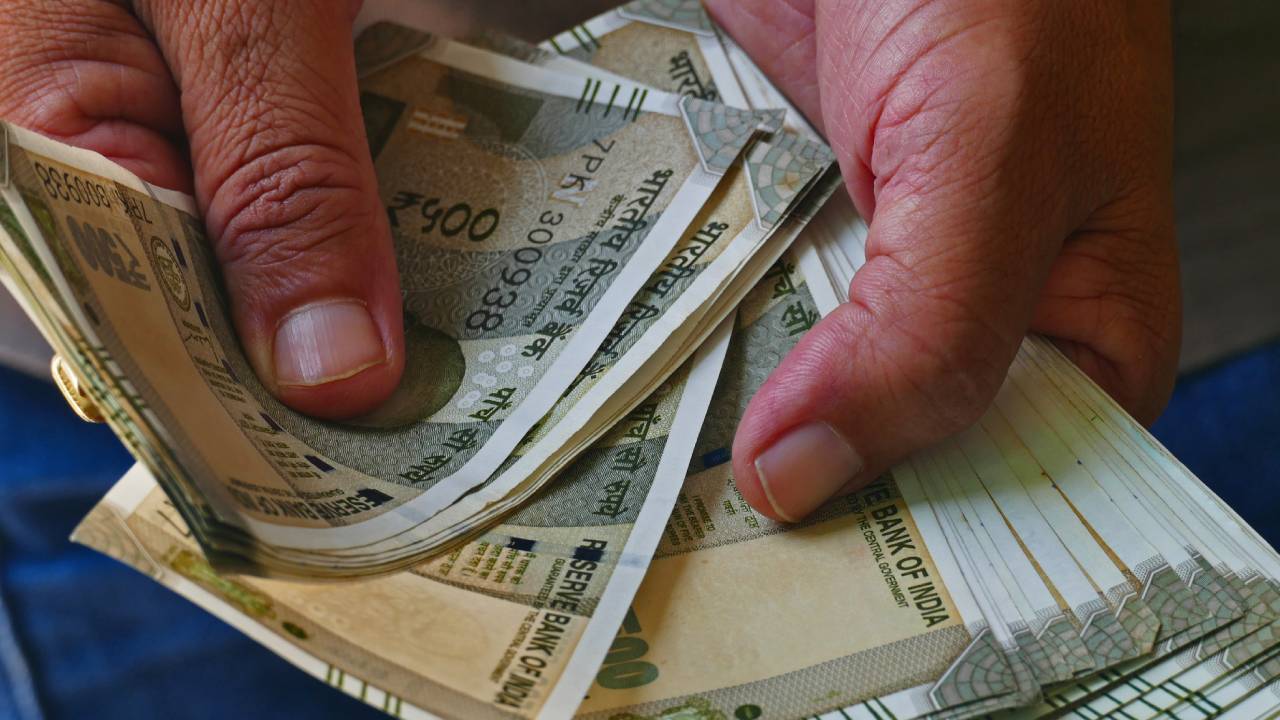 Government Employees : పండుగవేళ తెలంగాణలోని ప్రభుత్వ ఉద్యోగులకు భారీ శుభవార్త.. జీవో విడుదల.. జనవరి నెల జీతంతో పాటే..