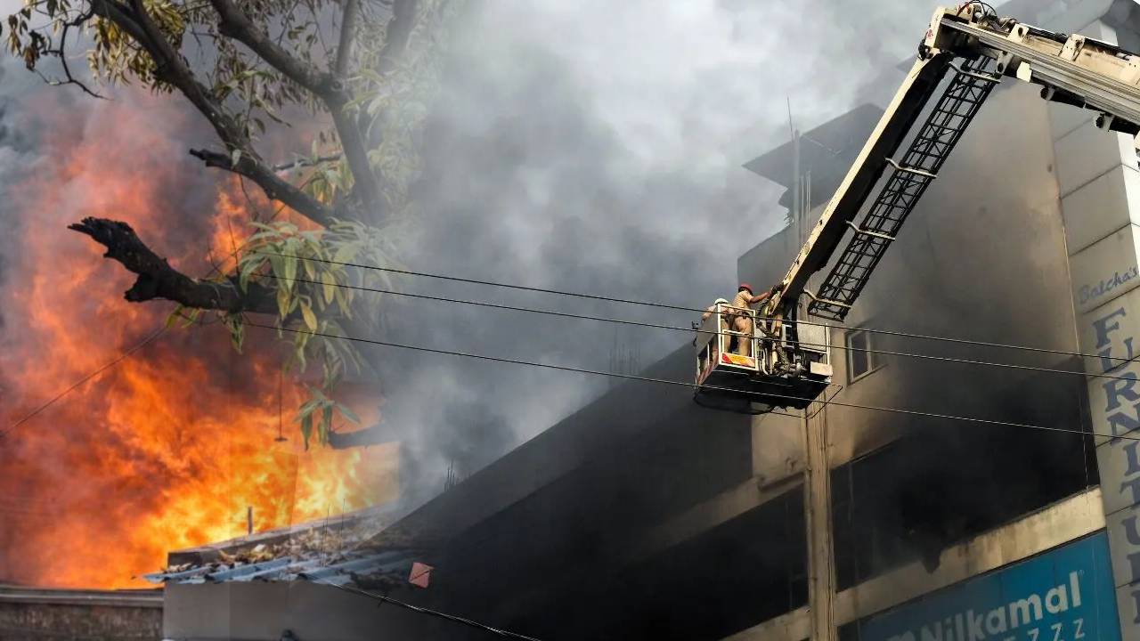 Hyderabad Fire Accident : హైదరాబాద్‌లో అగ్నిప్రమాద ఘటన .. మంటల్లోనే ఐదుగురు.. గుర్తుపట్టలేనంతగా కాలి బూడిదైన..