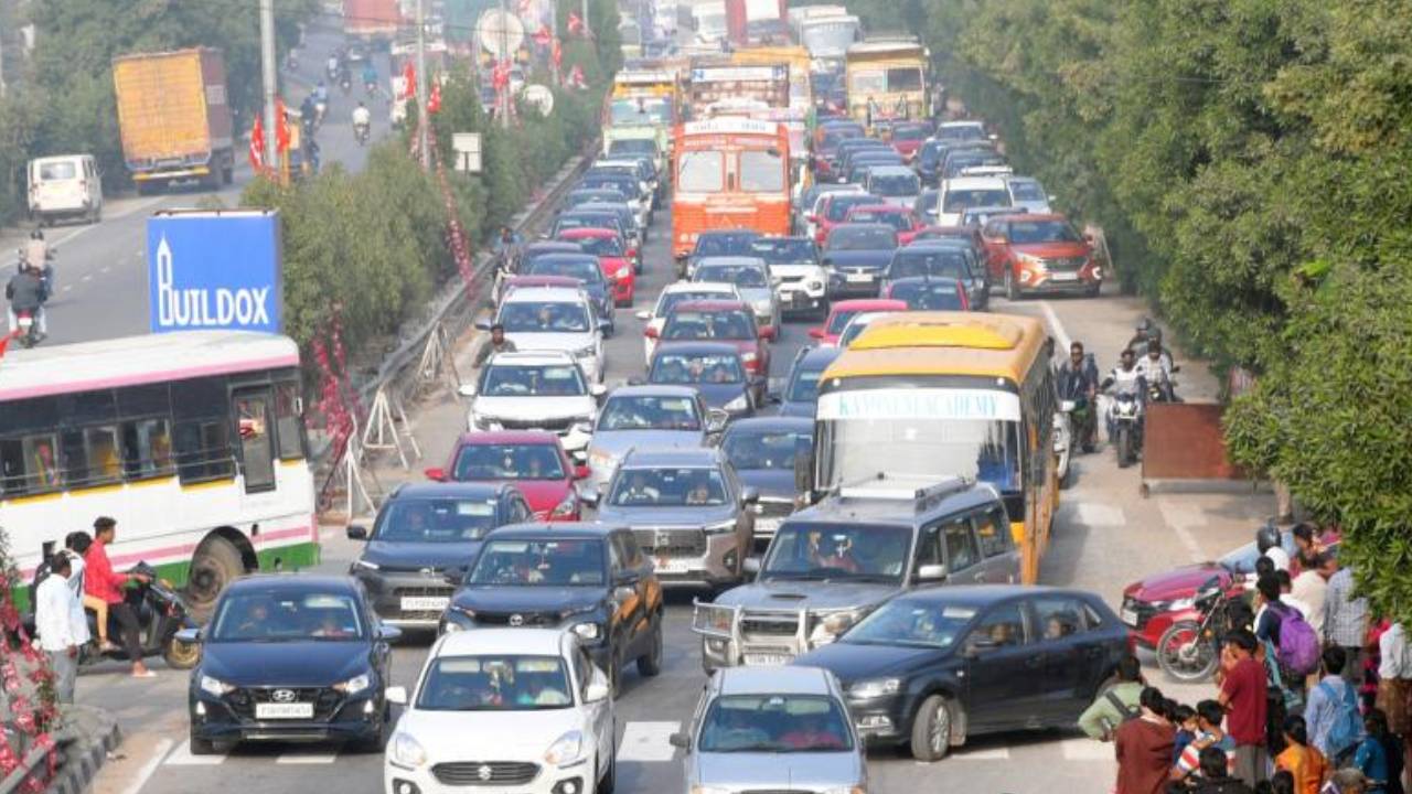 Hyderabad : హైదరాబాద్ వెళ్లే వాహనదారులకు అలర్ట్… ఆ ప్రాంతంలో వాహనాలకు దారి మళ్లింపు.. ఈ మార్గాల్లో వెళ్లండి..