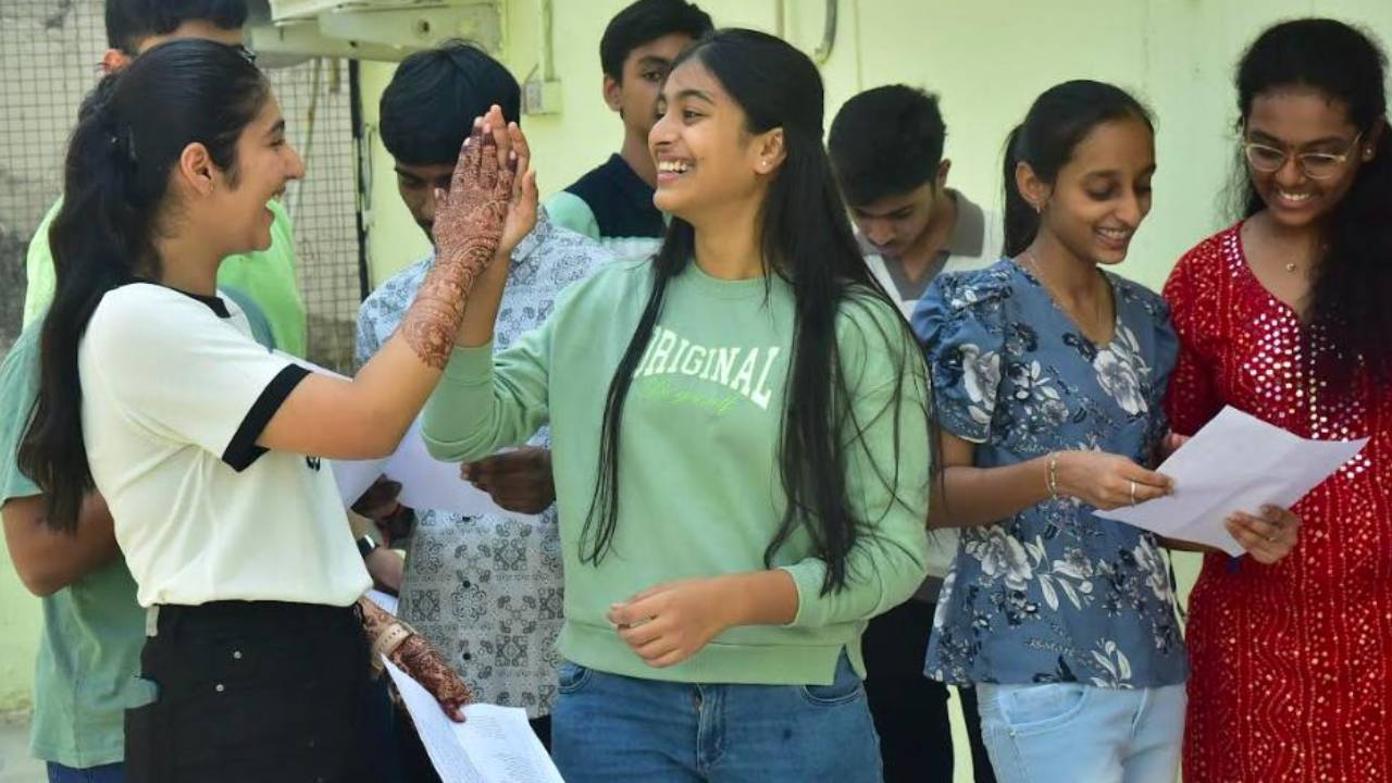 Inter Students : ఇంటర్‌లో జాయిన్ అయ్యే వారికి గవర్నమెంట్ బంపర్ ఆఫర్.. జాయిన్ అయిన రోజే..