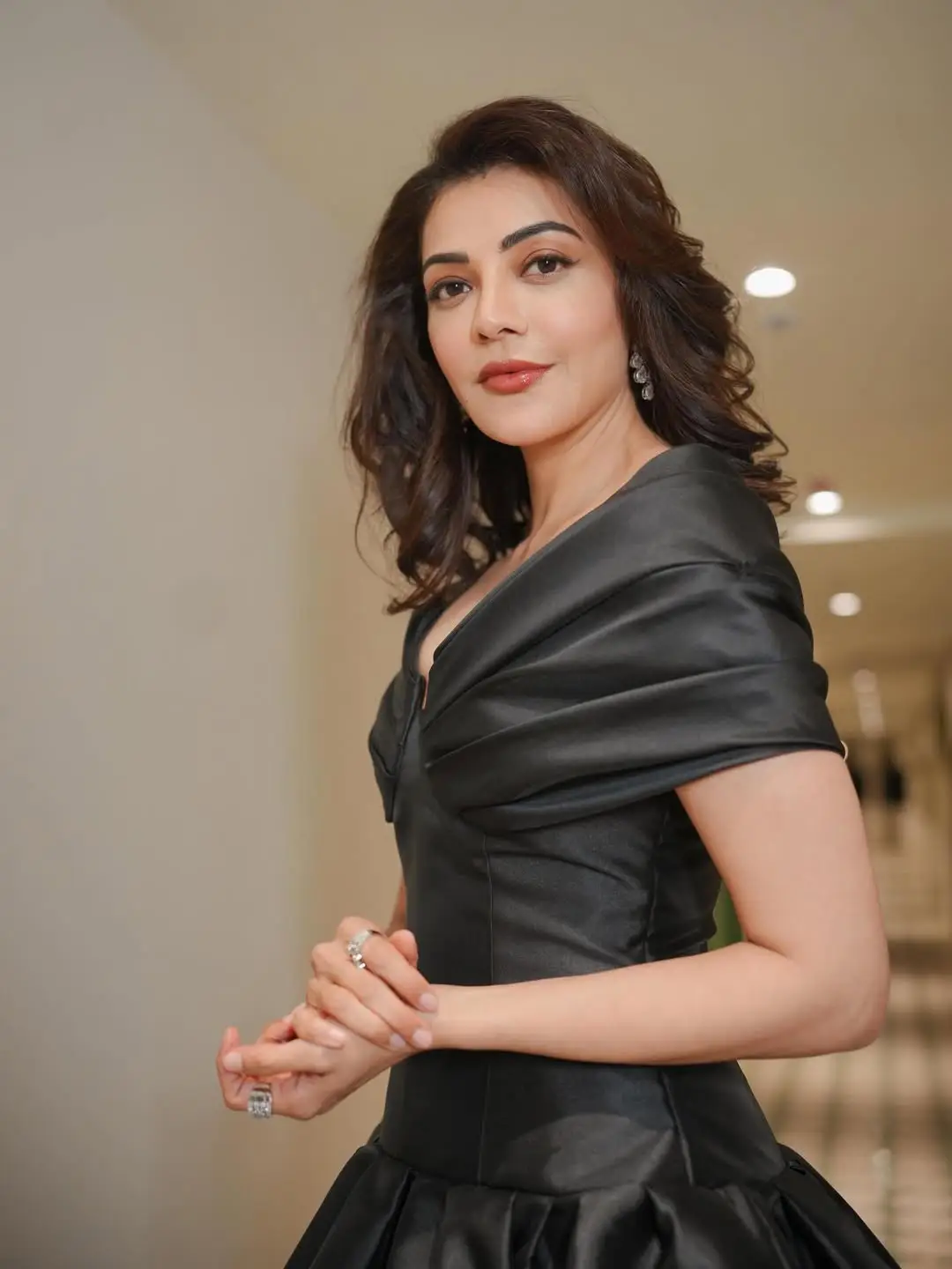 Kajal agarwal stunning looks in black dress. (1)