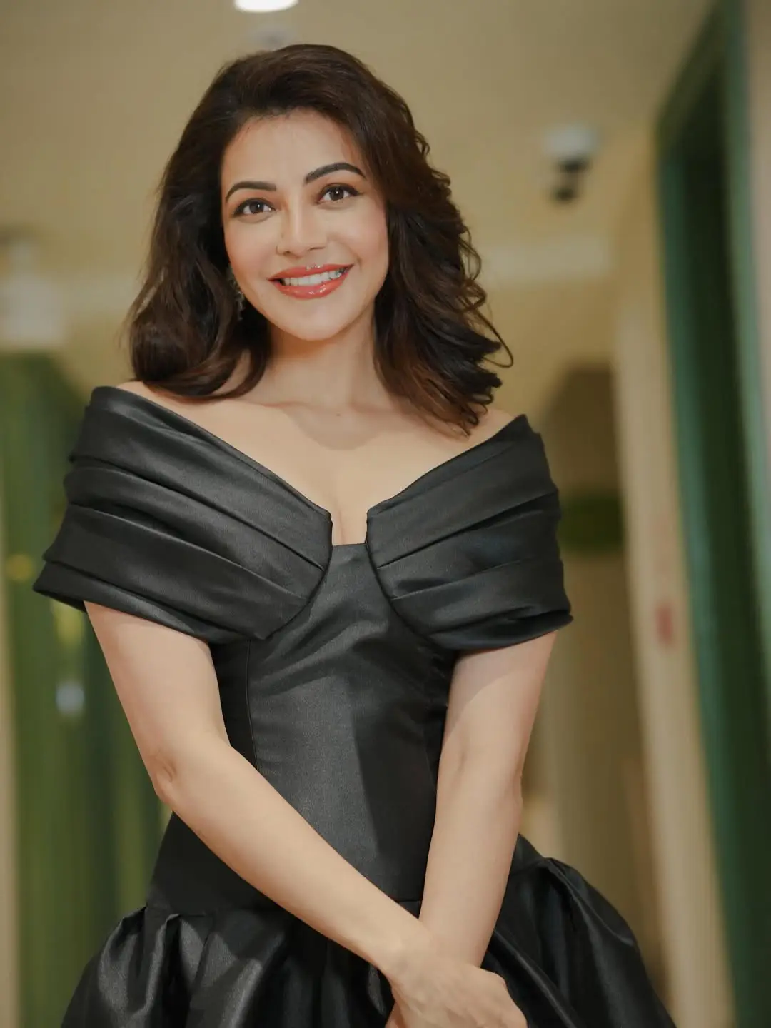 Kajal agarwal stunning looks in black dress. (1)
