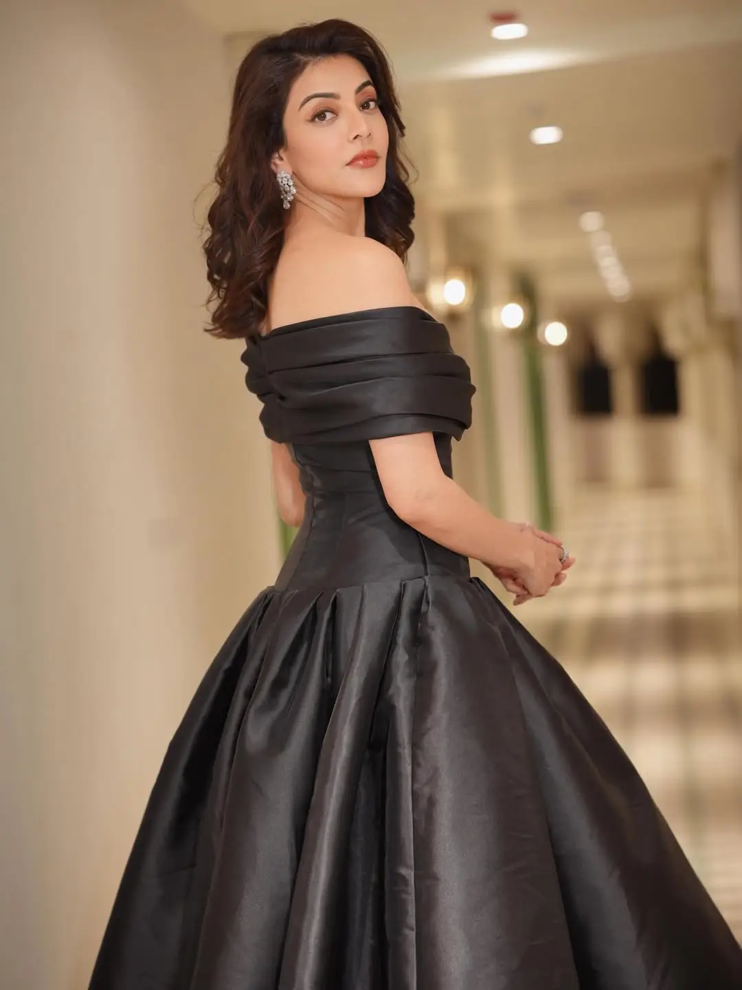 Kajal agarwal stunning looks in black dress. (1)