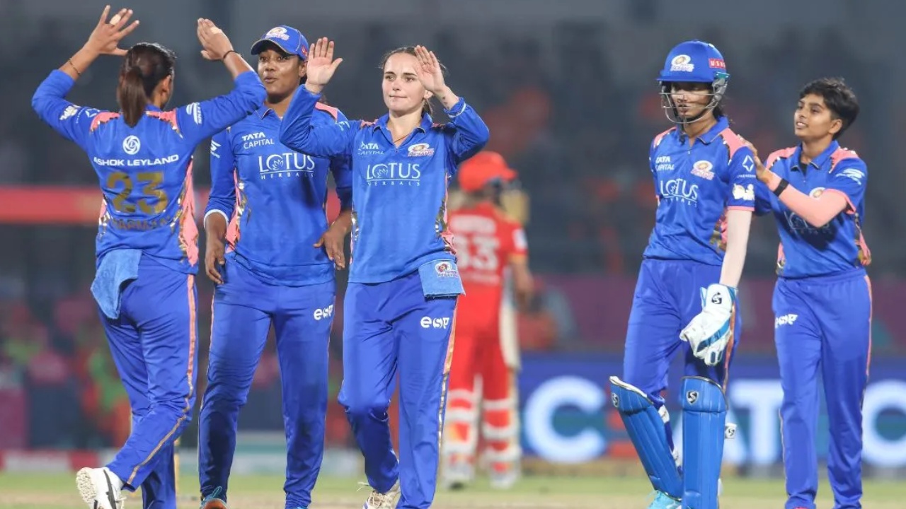 WPL 2026 : గుజ‌రాత్ చేతిలో ఓడిపోయినా.. ప్లేఆఫ్స్‌కు చేరేందుకు ముంబైఇండియ‌న్స్‌కు గోల్డెన్ ఛాన్స్‌!