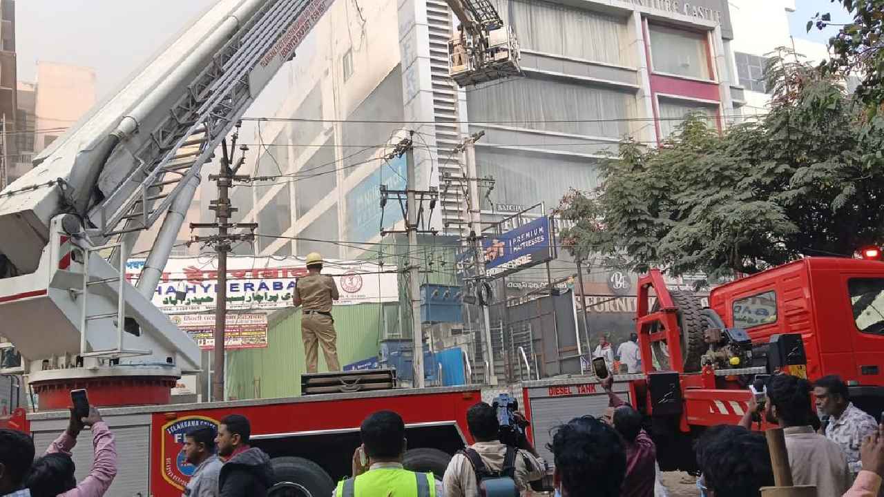 Nampally Fire Accident: 10 గంటలు గడిచినా దొరకని ఆచూకీ.. నాంపల్లి అగ్నిప్రమాద ఘటనలో కొనసాగుతున్న రెస్క్యూ