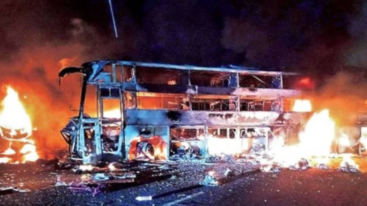 Bus Accident : ఏపీలో ఘోర ప్రమాదం.. ప్రైవేట్ ట్రావెల్స్ బస్సులో మంటలు..