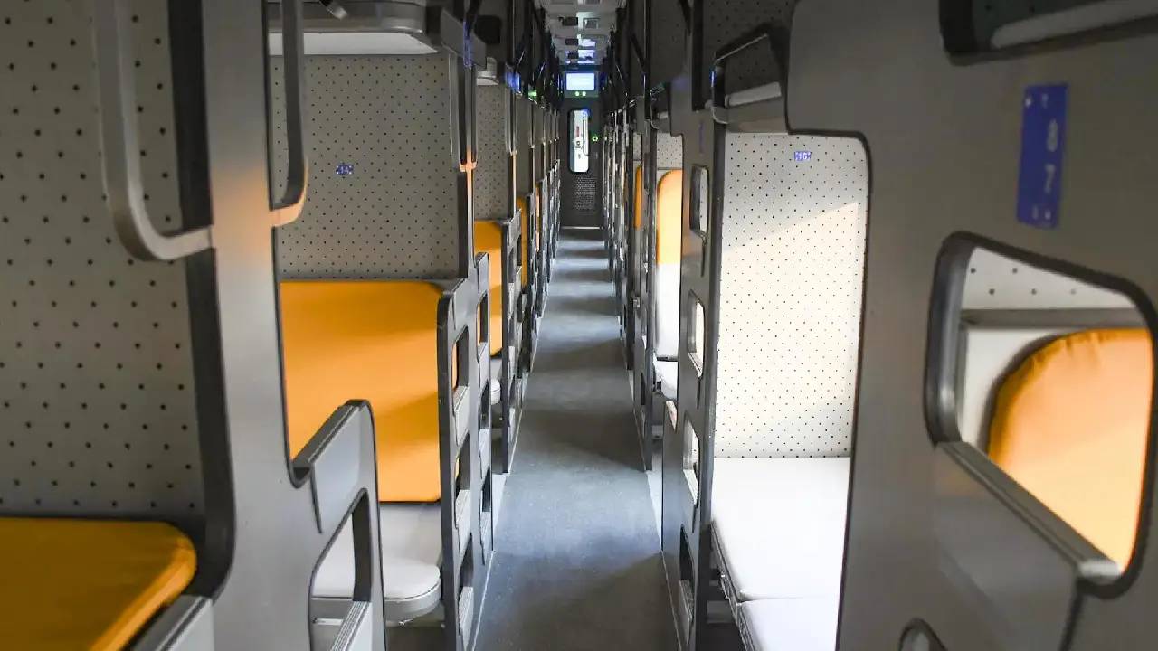 మొట్టమొదటి వందే భారత్ స్లీపర్ రైలు వచ్చేసింది.. ఫొటోలు చూడండి