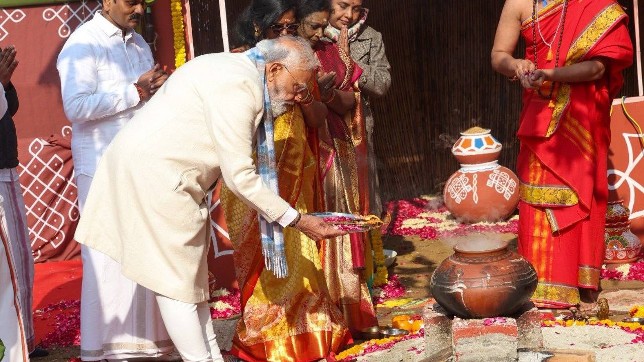 PM Modi : పొంగల్‌ వేడుకల్లో పాల్గొని పొంగలి వండిన ప్రధాని నరేంద్ర మోదీ.. ఫొటోలు వైరల్