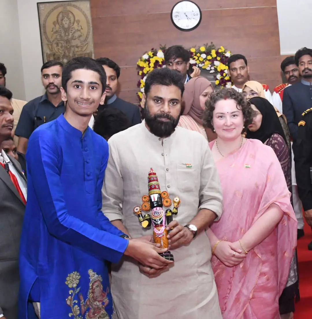 Chandrababu Wife nara Bhuvaneswari Pawan Kalyan wife Anna Lezhneva Participated in Governor Party