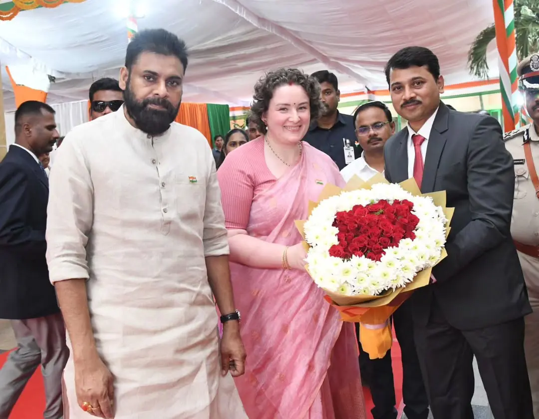 Chandrababu Wife nara Bhuvaneswari Pawan Kalyan wife Anna Lezhneva Participated in Governor Party