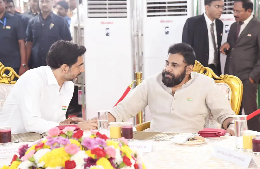 Chandrababu Wife nara Bhuvaneswari Pawan Kalyan wife Anna Lezhneva Participated in Governor Party