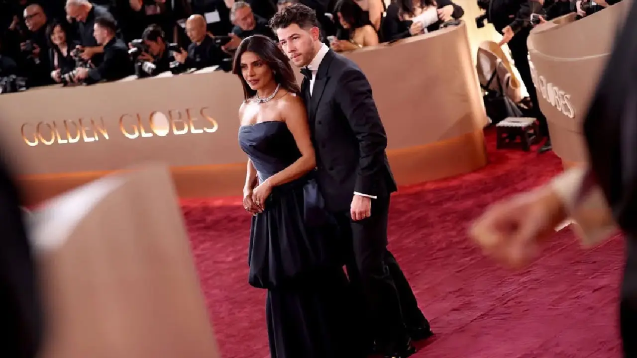 Priyanka Chopra cute poses with her husband Nick Jonas. (1)