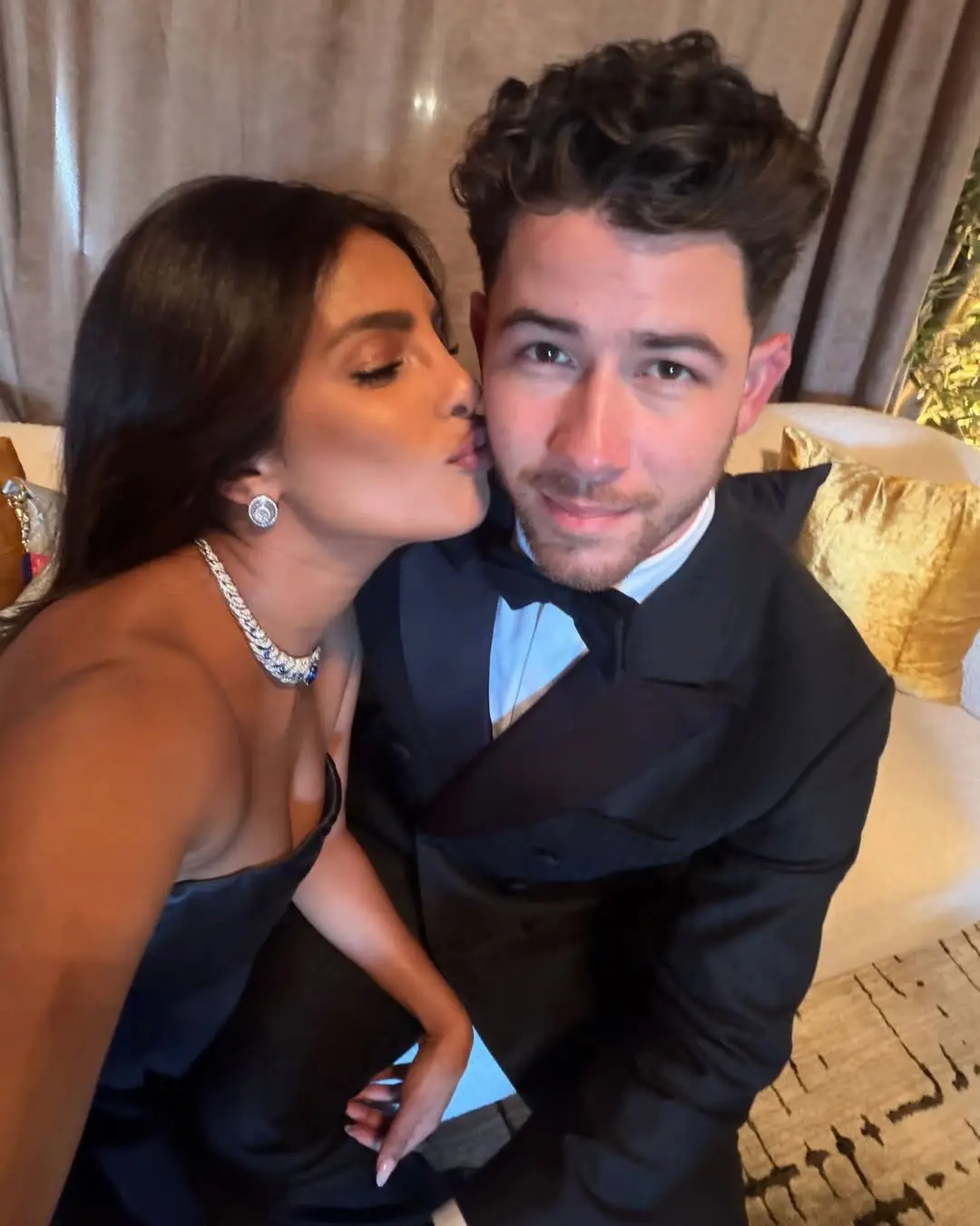 Priyanka Chopra cute poses with her husband Nick Jonas. (1)