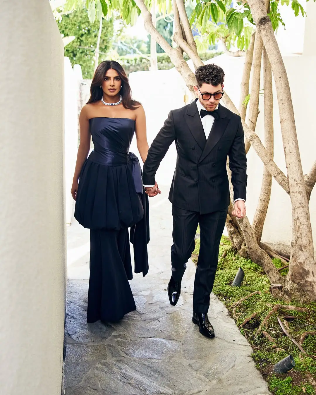 Priyanka Chopra cute poses with her husband Nick Jonas. (1)