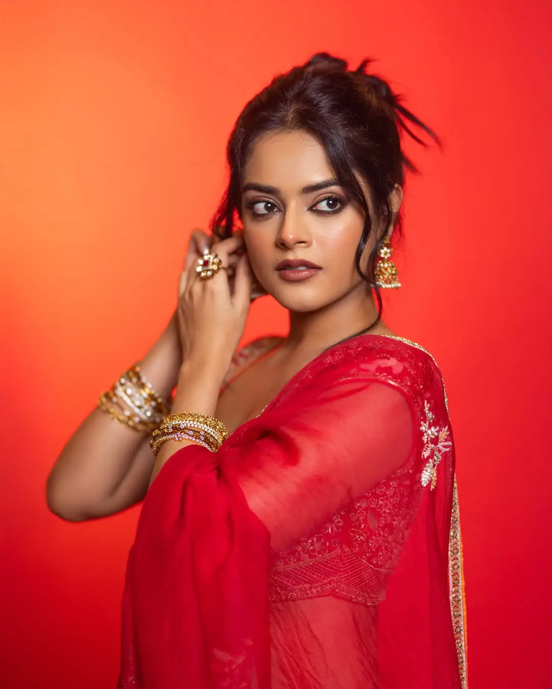 Raja Saab Beauty Riddhi Kumar latest glamour photos (1)