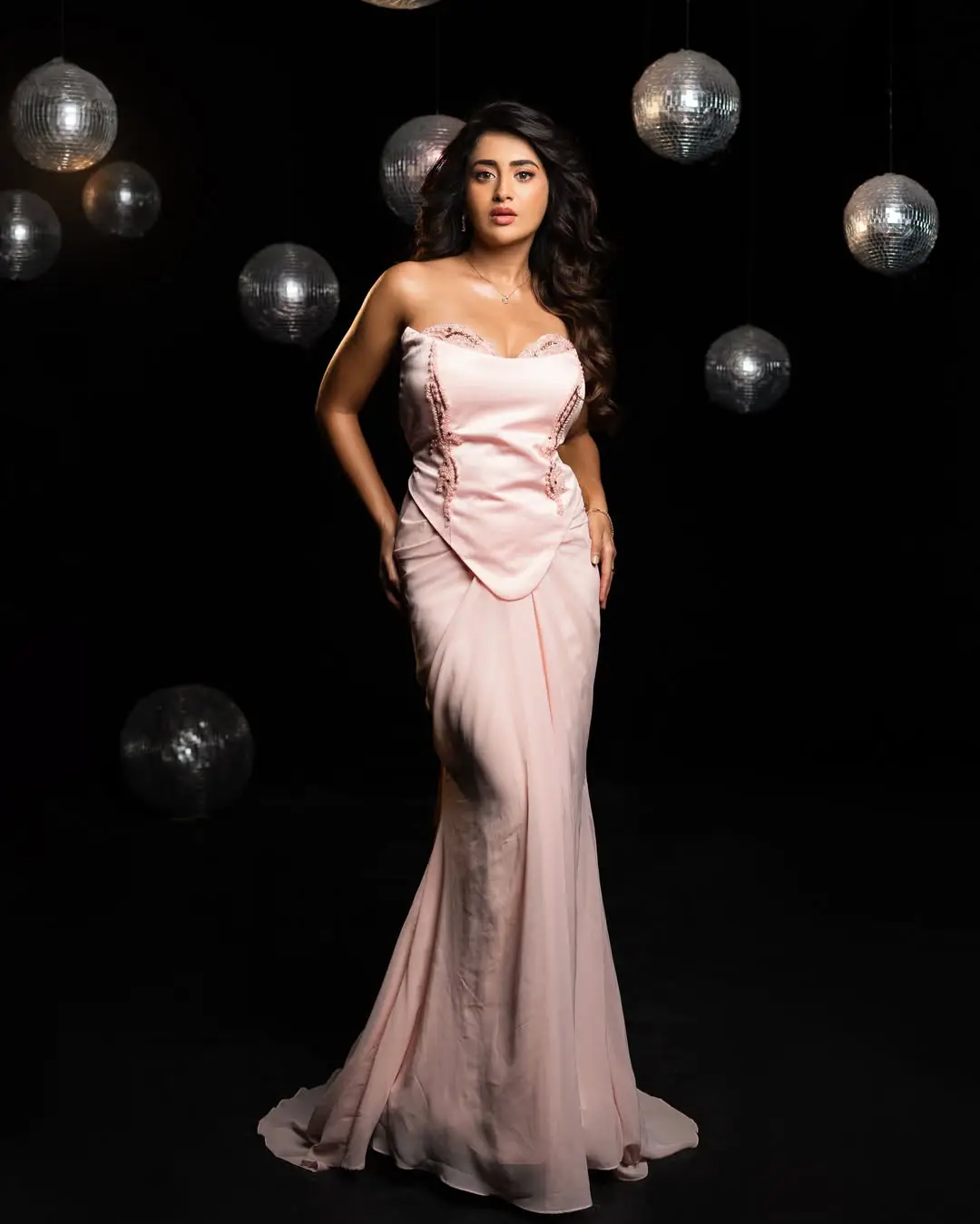 Rashi Singh latest glamour photos (1)