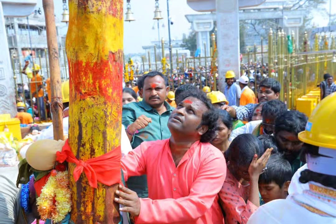 Jabardasth Racha Ravi Visits Medaram Sammakka Saralamma Jathara with Family