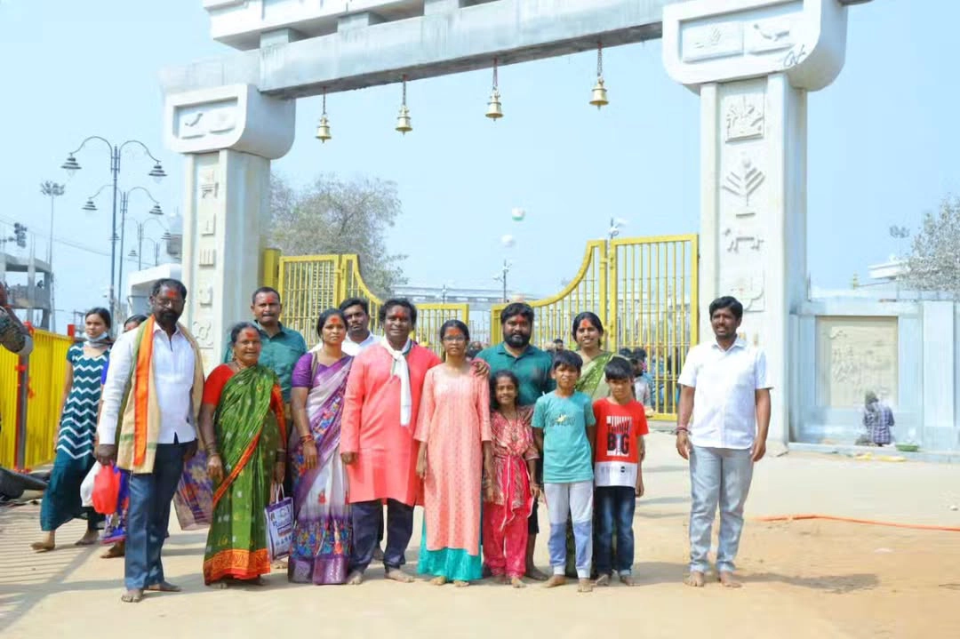 Jabardasth Racha Ravi Visits Medaram Sammakka Saralamma Jathara with Family