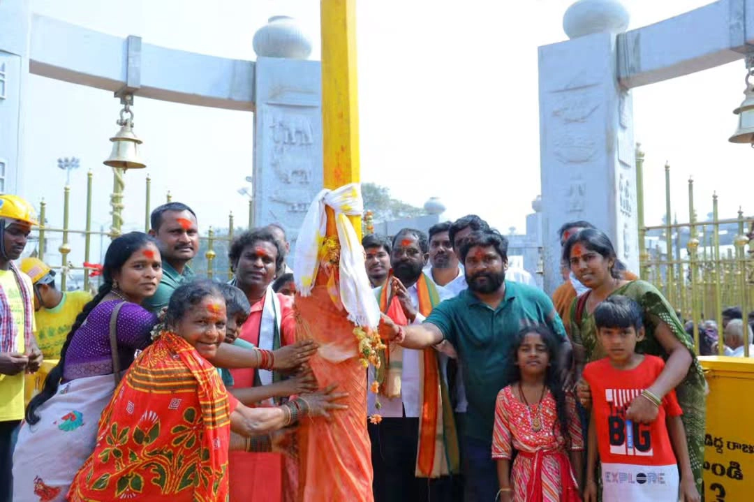 Jabardasth Racha Ravi Visits Medaram Sammakka Saralamma Jathara with Family