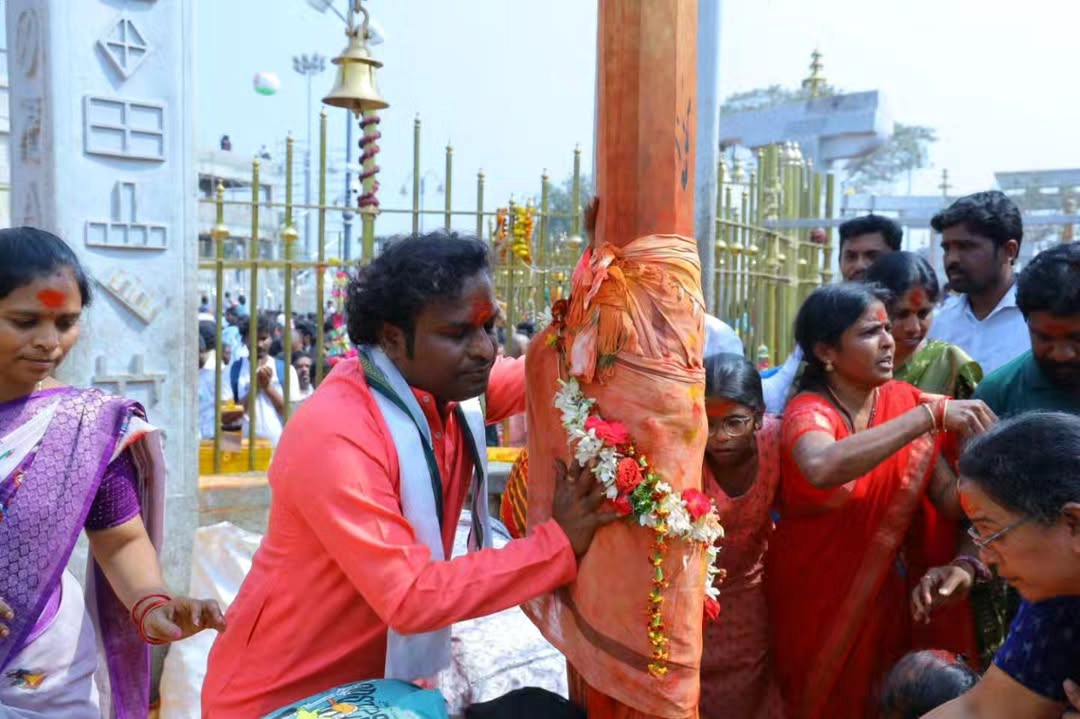 Jabardasth Racha Ravi Visits Medaram Sammakka Saralamma Jathara with Family